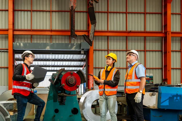 Team Van Diversiteit Werknemer Inspecteren Staalfabriek Tijdens Het Luisteren Naar — Stockfoto