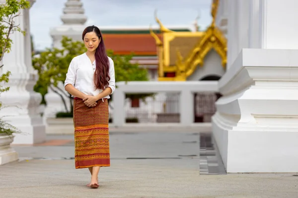 Buddista Asiatico Donna Sta Facendo Piedi Meditazione Intorno Tempio Pace — Foto Stock