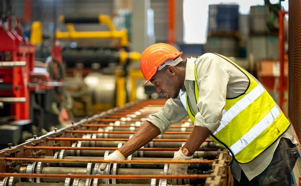 Trabajador Industrial Afroamericano Está Comprobando Valor Configuración Máquina Formadora Rollos —  Fotos de Stock