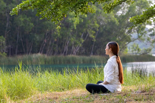 Mujer Sentada Relajadamente Practicando Meditación Parque Público Para Alcanzar Felicidad — Foto de Stock