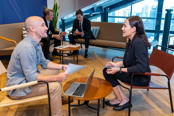 Müşteri yatırım ve finansal danışmanlık için yatırım yapmak istediği yatırım fonu ile ilgili bankacı önerilerini dinliyor