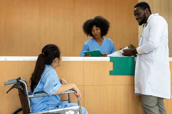 Equipo Médicos Enfermeras Afroamericanos Animan Alegremente Paciente Con Osteoartritis Silla —  Fotos de Stock