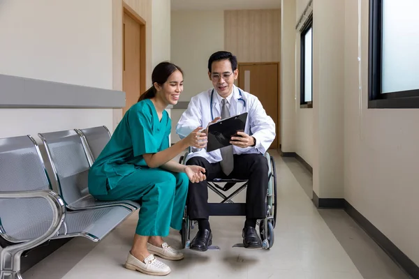 Asyalı Engelli Doktor Hemşire Ekibi Deneyimli Kıdemli Hekim Doktorla Ilgili — Stok fotoğraf
