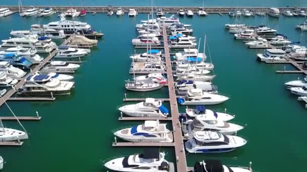 Marine haven voor jacht, motorboot, zeilboot parkeerservice en ligplaatsen voor luxe en rijke miljonair in de lucht met veel schepen ankeren langs de baai — Stockvideo