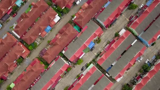 Воздушный беспилотник в пригороде в окружении деревни высокой плотности в перенаселенном городе для жилья и недвижимости — стоковое видео