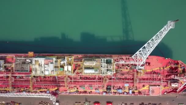 製油所に原油を積み込むのを待っている港に停泊中の石油タンカー船 — ストック動画