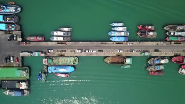 Vue aérienne du quai des pêcheurs qui possède de nombreux navires de pêche mouillant pour le transport des fruits de mer et des fournitures à l'intérieur des terres — Video