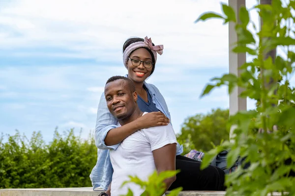 Młody Świeżo Poślubiony Afroamerykanin Para Siedzi Parku Dla Małżeństwa Związku — Zdjęcie stockowe