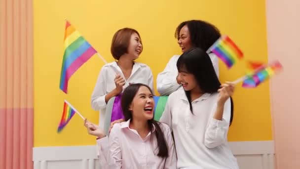 Skupina Různorodosti Žen Přátelé Mávání Lgbtq Duha Vlajka Pro Hrdost — Stock video