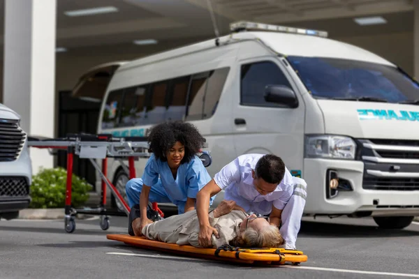 Team Paramedic Helping Senior Patient Car Crash Using Spinal Board — Stock Photo, Image