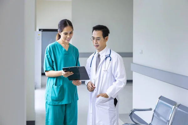 Equipo Médico Asiático Está Discutiendo Lluvia Ideas Historia Clínica Del —  Fotos de Stock