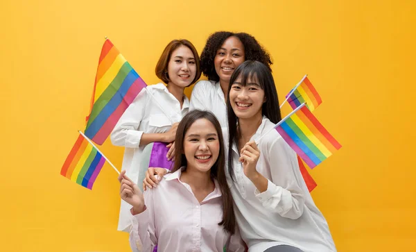 Grupo Mujeres Amigas Diversidad Ondeando Bandera Del Arco Iris Lgbtq —  Fotos de Stock