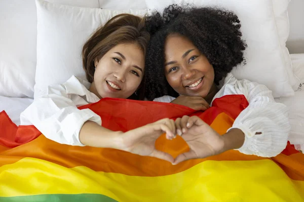 Pareja Del Mismo Sexo Matrimonio Razas Diferentes Con Bandera Del —  Fotos de Stock