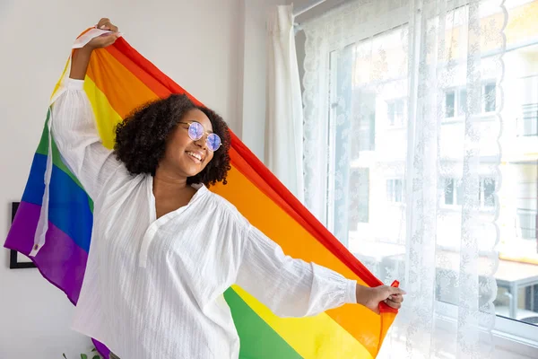 Chica Afroamericana Sosteniendo Bandera Del Arco Iris Lgbtq Dormitorio Por —  Fotos de Stock