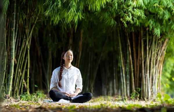 Mujer Practicando Relajadamente Meditación Bosque Bambú Para Alcanzar Felicidad Paz — Foto de Stock