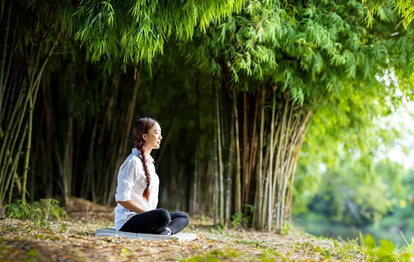 Mujer Practicando Relajadamente Meditación Bosque Bambú Para Alcanzar Felicidad Paz — Foto de Stock