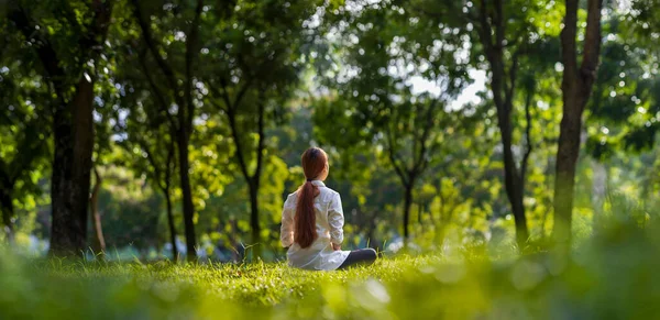 Mujer Practicando Relajadamente Meditación Bosque Para Alcanzar Felicidad Paz Interior — Foto de Stock