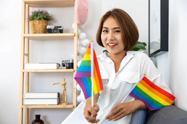 Menina Asiática Segurando Bandeira Arco Íris Lgbtq Seu Quarto Cama — Fotografia de Stock