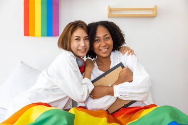 Eşcinsel ve ayrımcılık kavramının eşitliği ve farklılıklarını desteklemek için aynı cinsiyet evliliği farklı ırklarda LGBTQ gökkuşağı bayrağı taşıyor.