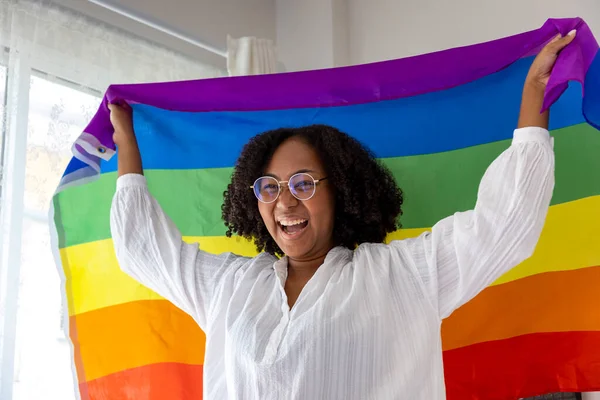 Chica Afroamericana Sosteniendo Bandera Del Arco Iris Lgbtq Dormitorio Por —  Fotos de Stock