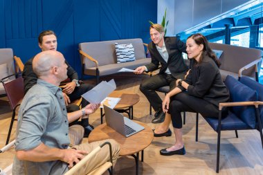 Kafkas iş adamlarından oluşan ekip toplantısı başarılı pazarlama stratejisi konsepti için stratejik yönetim için veri ve bilgi analizi üzerine beyin fırtınası yapıyor