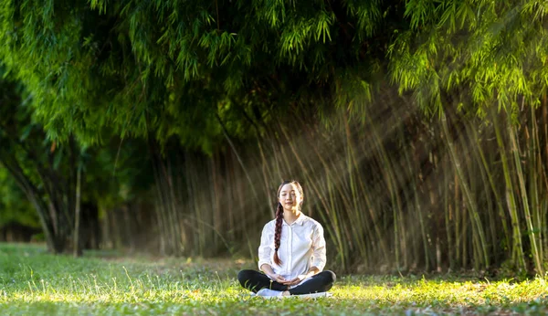 Mujer Practicando Relajadamente Meditación Bosque Bambú Para Alcanzar Felicidad Desde — Foto de Stock