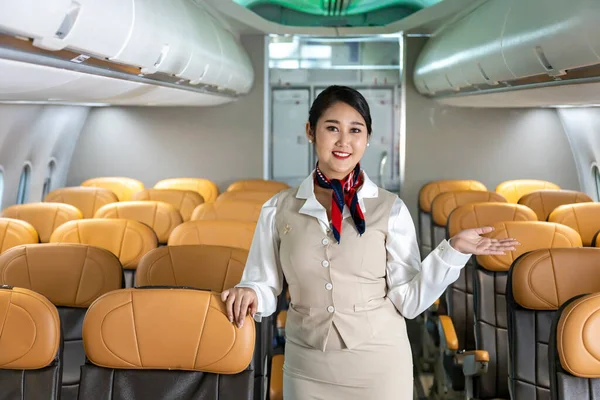 Aziatische Stewardess Poseren Met Glimlach Gezicht Het Midden Van Het — Stockfoto