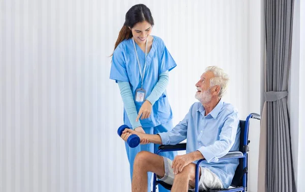 Bakımevi Hemşiresi Tekerlekli Sandalyedeki Beyaz Adamın Emeklilik Merkezinde Tedavi Sonrası — Stok fotoğraf