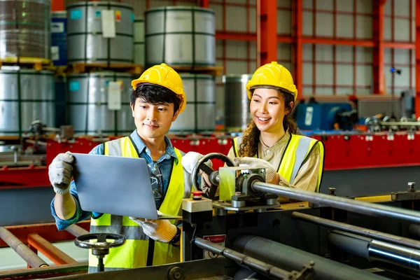 Team Van Aziatische Ingenieurs Inspecteren Staalfabriek Tijdens Het Luisteren Naar — Stockfoto