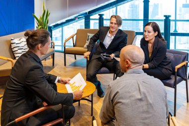 Kafkas iş adamlarından oluşan ekip toplantısı başarılı pazarlama stratejisi konsepti için stratejik yönetim için veri ve bilgi analizi üzerine beyin fırtınası yapıyor