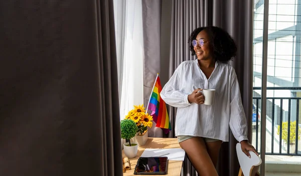 Chica Afroamericana Con Bandera Arco Iris Lgbtq Dormitorio Por Salir —  Fotos de Stock