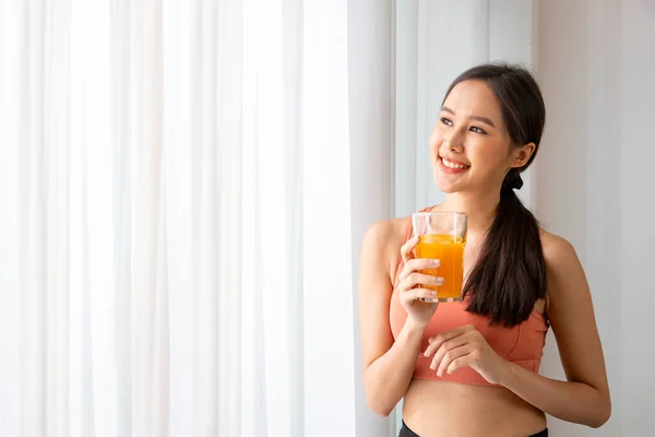 Mujer Asiática Saludable Bebiendo Vaso Jugo Naranja Para Refrescarse Mientras —  Fotos de Stock