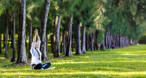 Mujer Practicando Relajadamente Meditación Yoga Bosque Pinos Para Alcanzar Felicidad — Foto de Stock