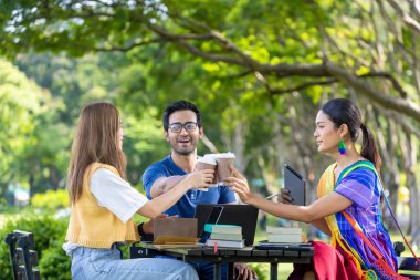 Bir grup üniversite öğrencisi yaz boyunca üniversite kampüsü bahçesinde tez ve proje üzerinde çalışıyor.