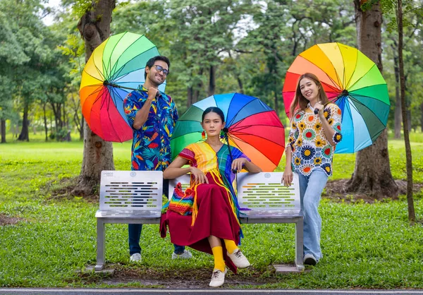 Grupa Osób Lgbtq Ubierających Się Kolorowe Ubrania Gromadząca Się Parku — Zdjęcie stockowe