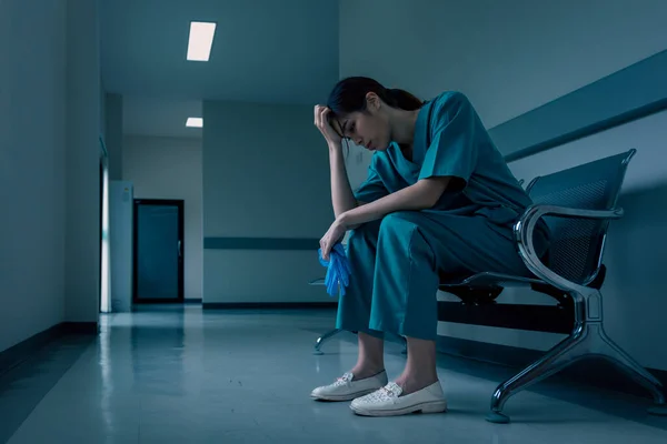 Tıp Hemşiresi Bir Hastane Koridorunda Başarısızlıktan Hasta Vücudunun Durumundan Sonra — Stok fotoğraf