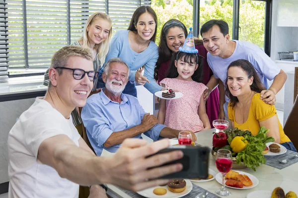 Father Taking Selfie Photo Using Mobile Phone Group Photo His — Stock Photo, Image
