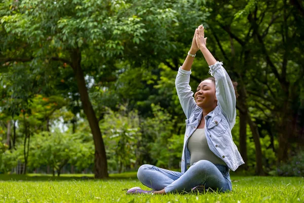 African American Woman Relaxingly Practicing Meditation Yoga Stretching Forest Attain — Stockfoto