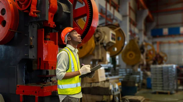 African American Industrial Worker Using Clipboard Take Note While Inspecting —  Fotos de Stock