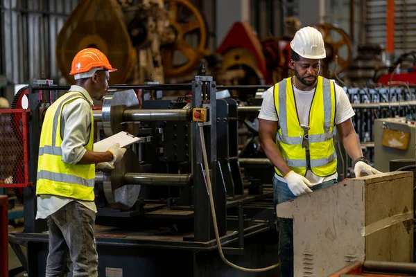 Equipo Trabajadores Industriales Afroamericanos Está Comprobando Valor Configuración Máquina Formadora —  Fotos de Stock