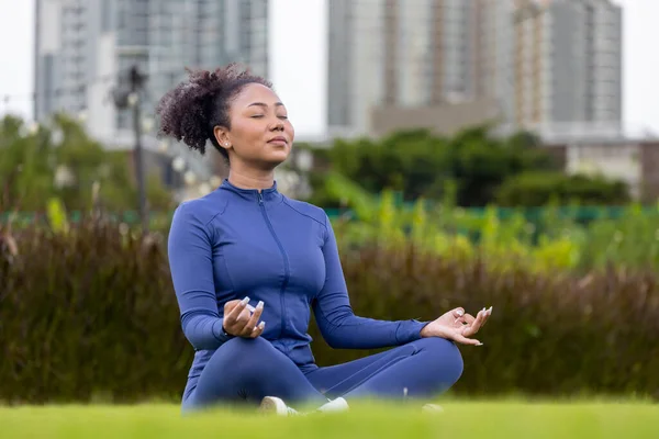 African American Woman Relaxingly Practicing Meditation Public Park Urban City — Foto de Stock