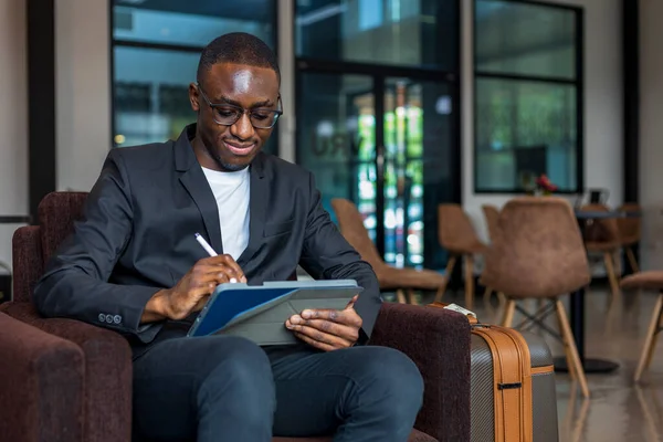 African American Businessman Using Digital Tablet While Waiting Airline Business — Stockfoto