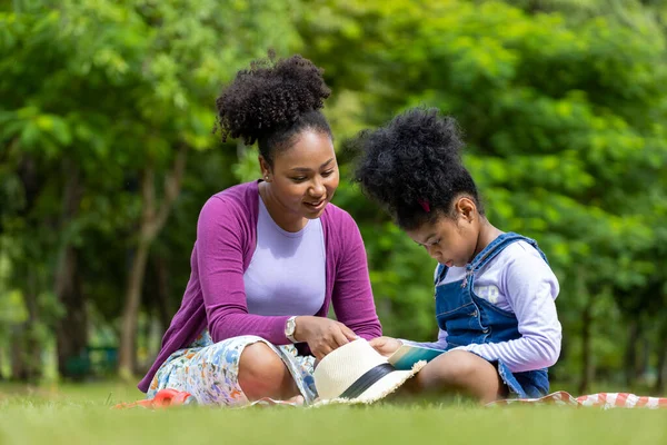 African American Mother Teaching Her Young Daughter Read While Having — Stok fotoğraf