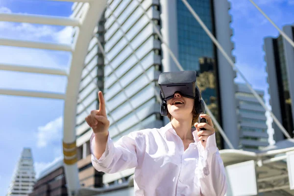 Young Caucasian Woman Wearing Goggles Play Virtual Reality Simulator Game —  Fotos de Stock