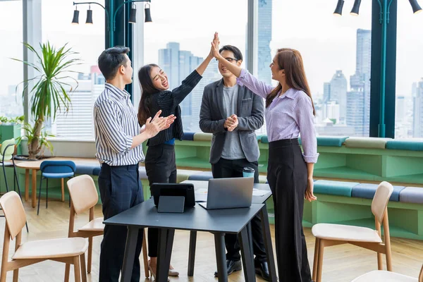 Team Junger Asiatischer Unternehmer Und Start Haben Geschäftstreffen Und Ermutigen — Stockfoto