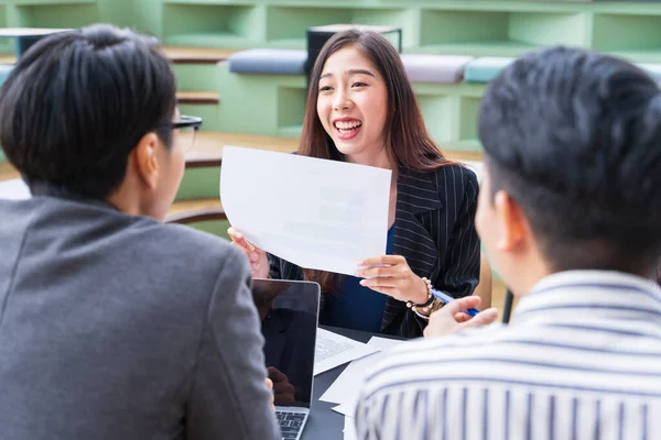 Team Junger Asiatischer Unternehmer Trifft Sich Kleinen Kreis Zum Bevorstehenden — Stockfoto