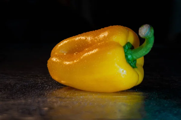 Photo Shows Fresh Yellow Bell Pepper — Stock Photo, Image