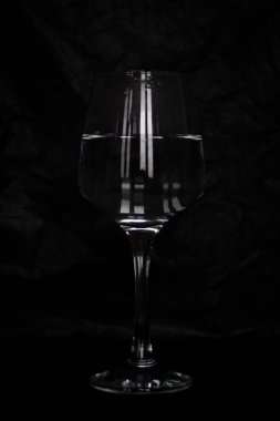 Bu fotoğraf siyah beyaz bir bardak gösteriyor.