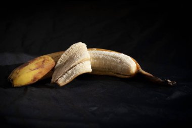 Bu fotoğraf bozulmuş bir muzu gösteriyor.