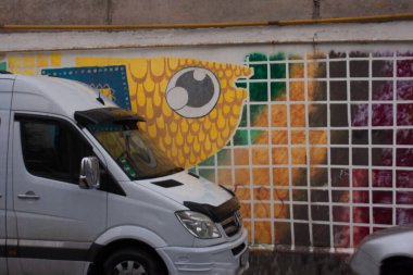 Bu fotoğraf Erivan avlularından birinin duvarında bir balığı gösteriyor.